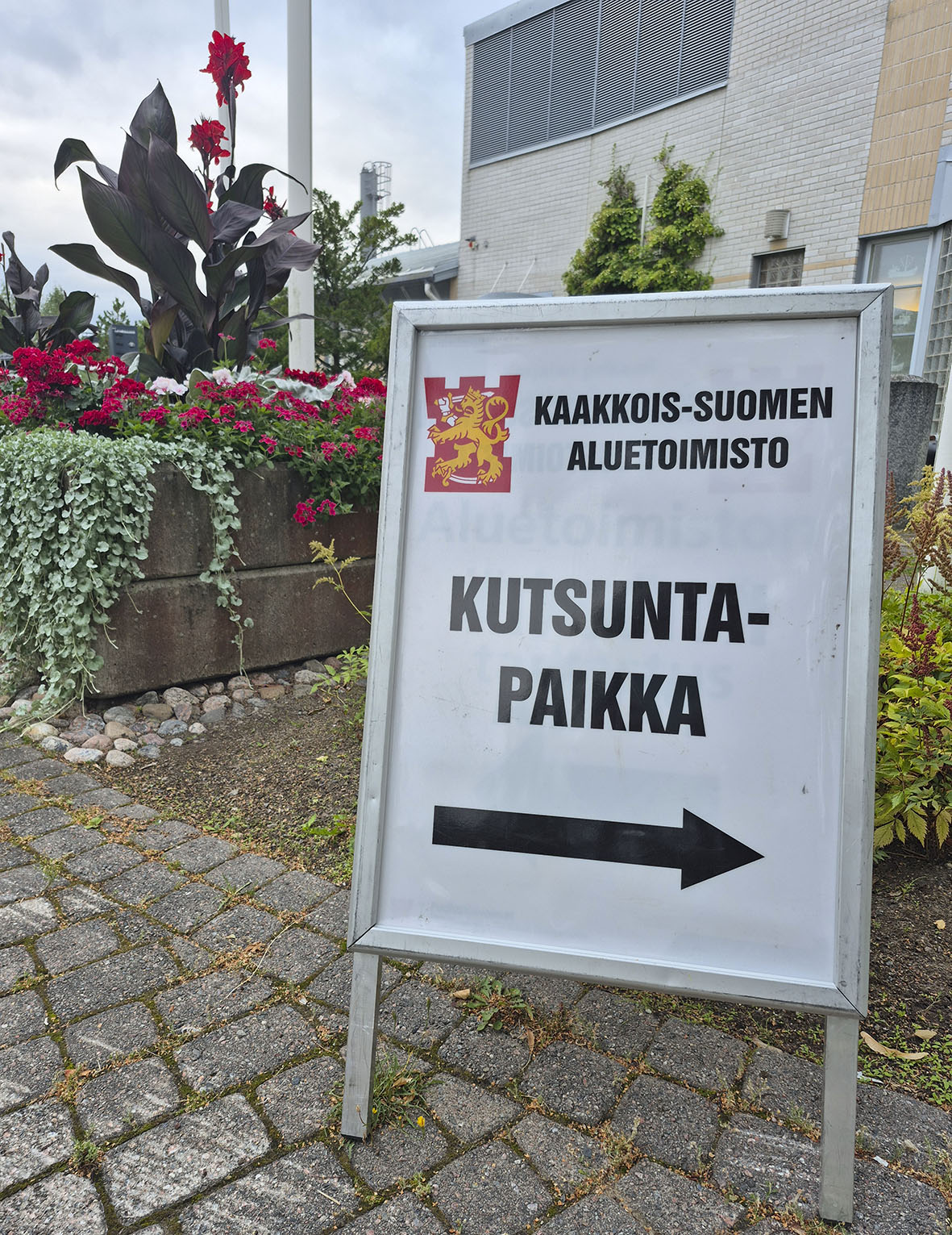Kunnantalon edustalla standi, jossa teksti Kaakkois-Suomen aluetoimisto. Kutsuntapaikka.