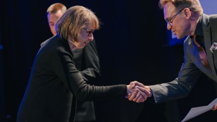 Mies ja nainen kättelevät.