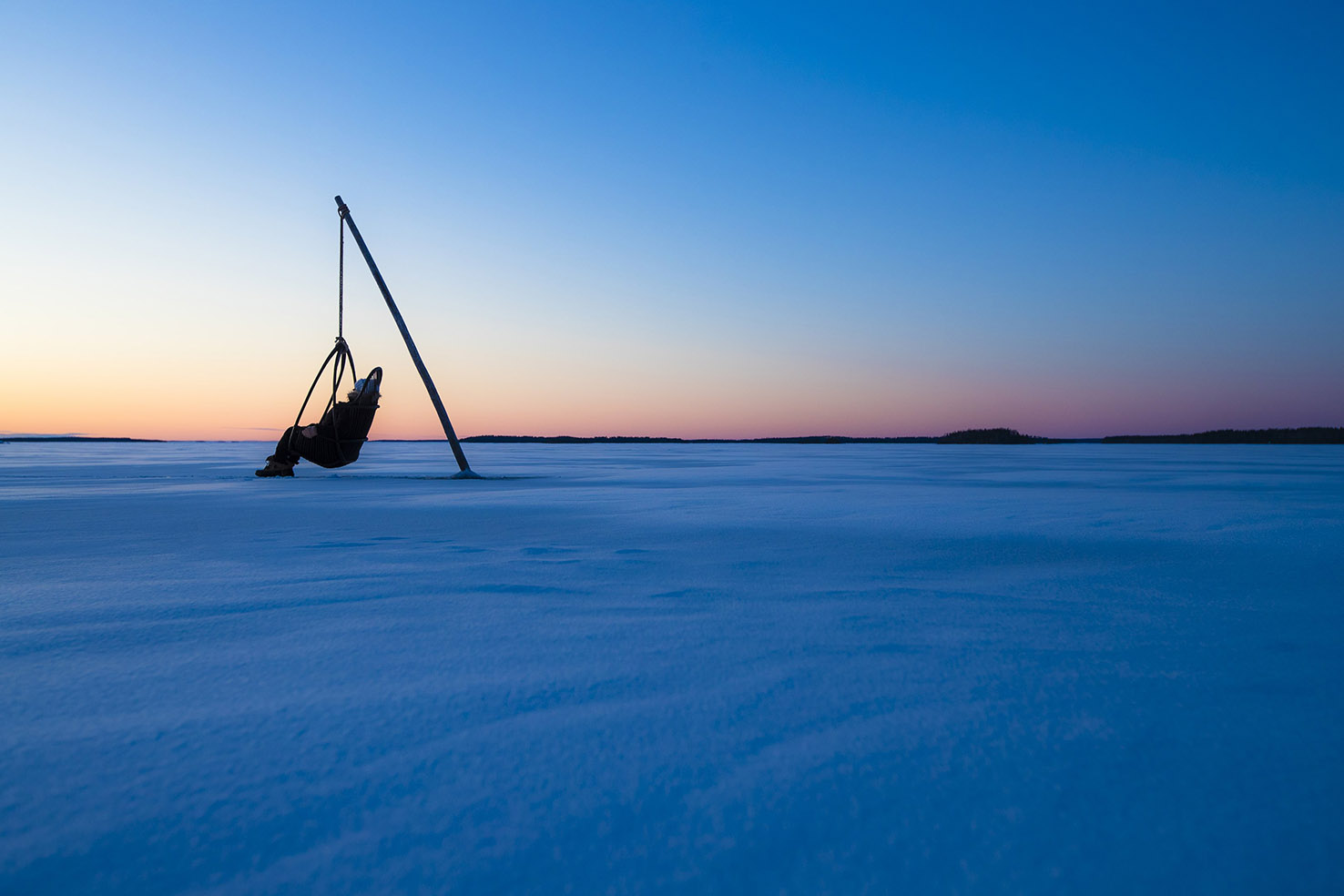 Talvinen maisema sinisen sävyissä.