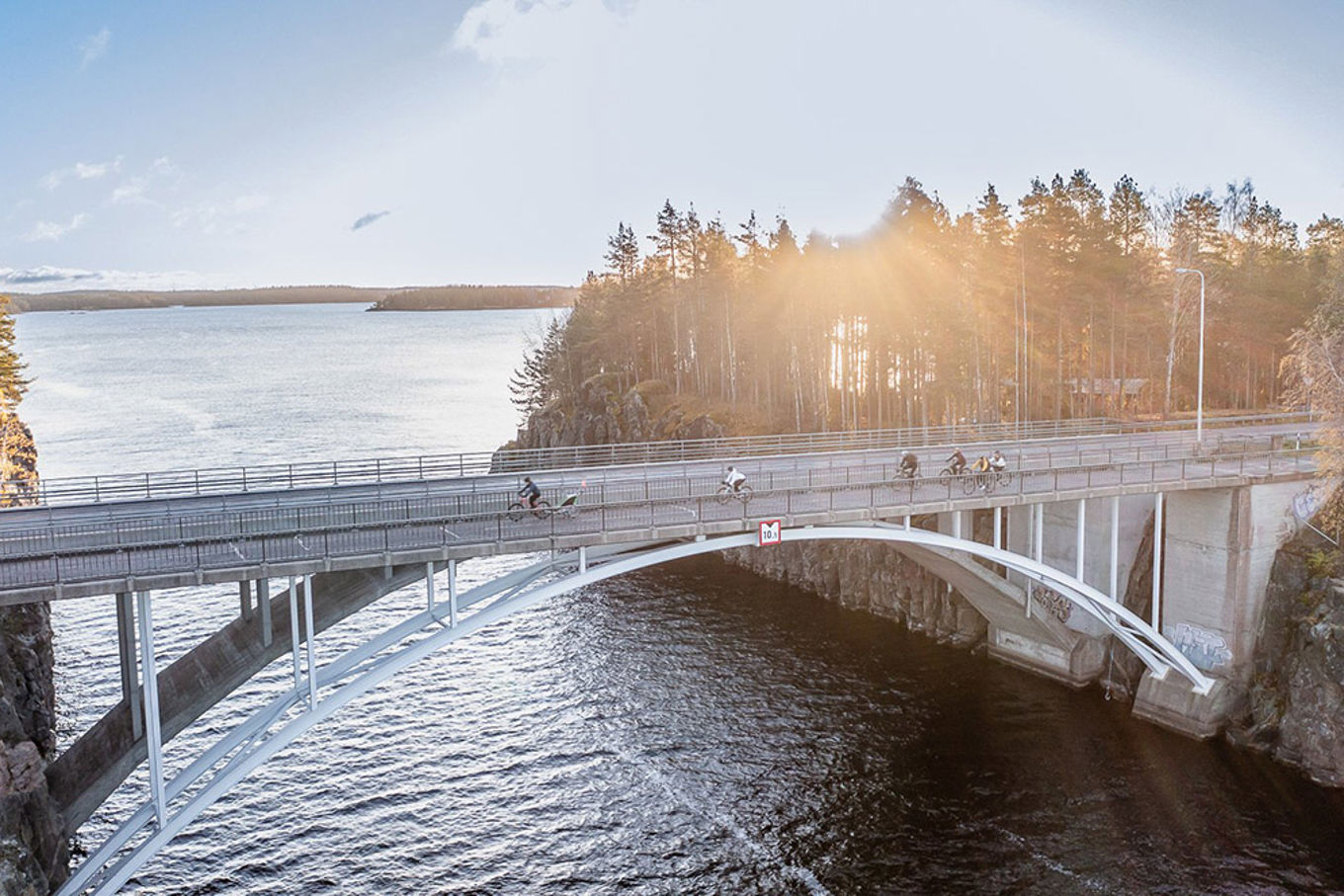 Silta, jossa pyöräilijöitä.